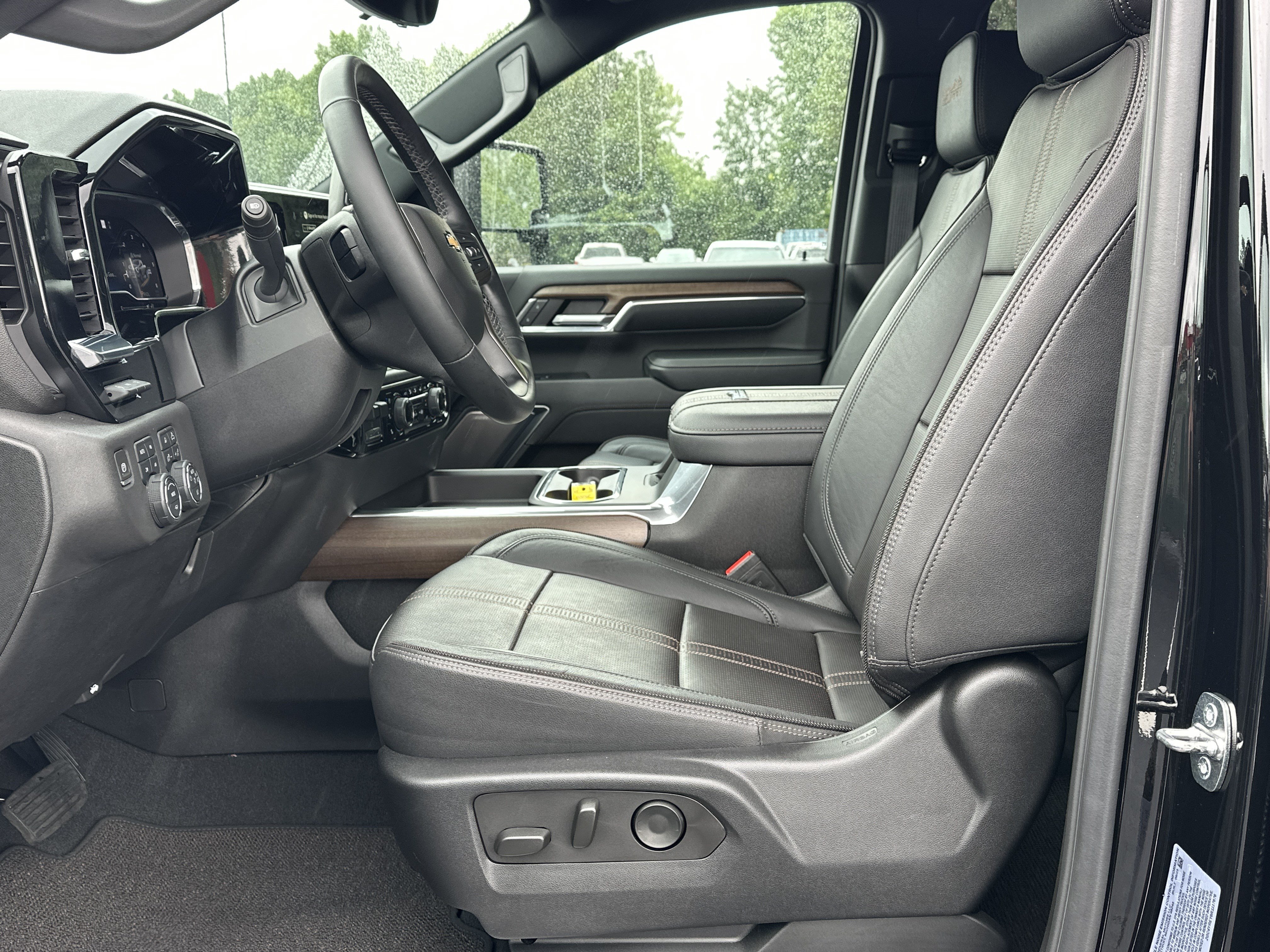 Used 2024 Chevrolet Silverado 2500 High Country w/ High Country Premium Package AWD/4WD image 9