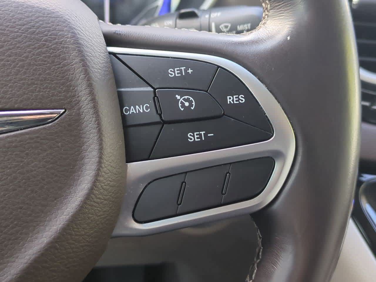 Used 2017 Chrysler Pacifica Touring-L FWD image 23