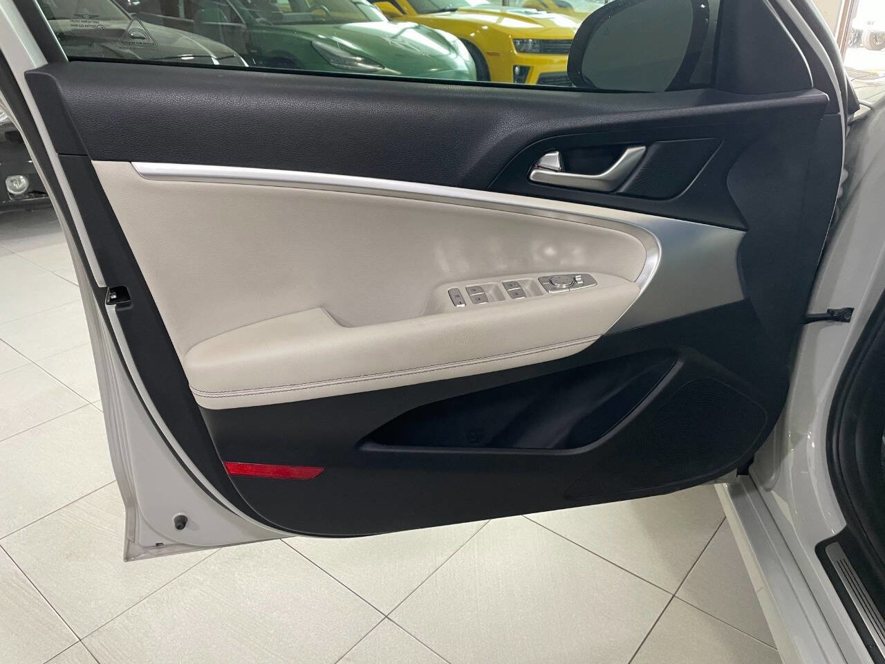 Used 2024 Genesis G70 2.5T image 13