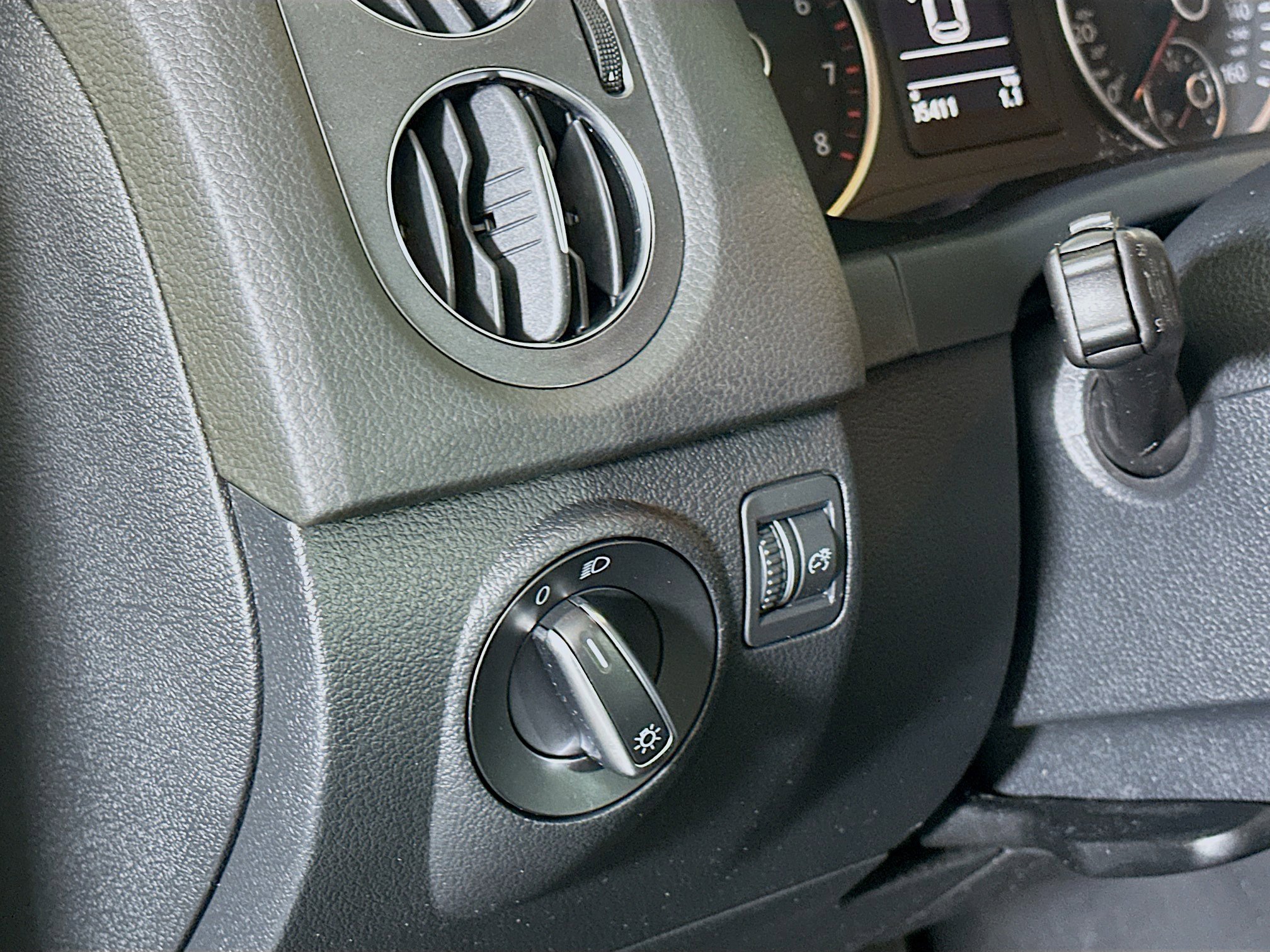 Used 2018 Volkswagen Tiguan Limited FWD image 16