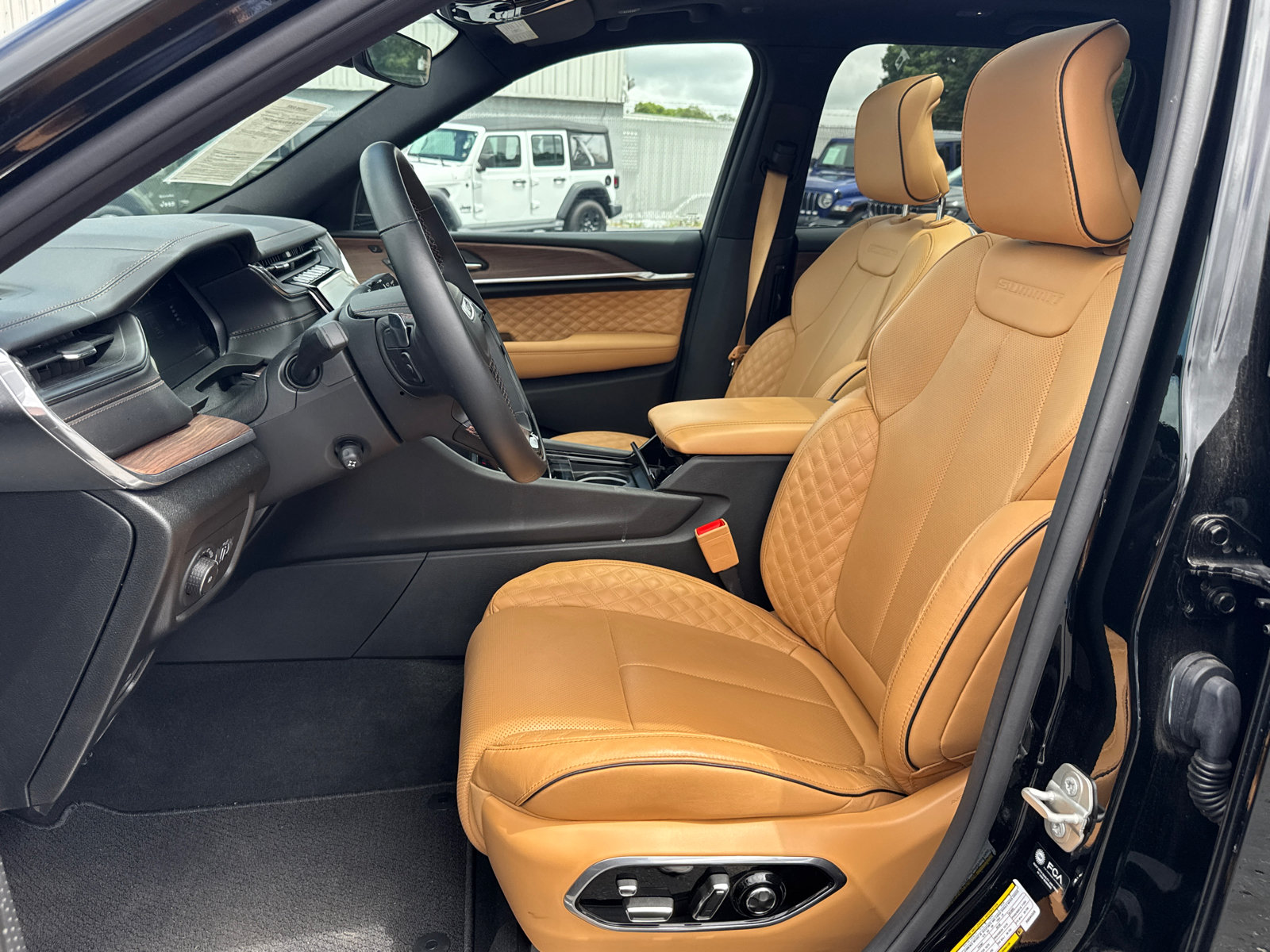 Used 2024 Jeep Grand Cherokee Summit AWD/4WD image 10