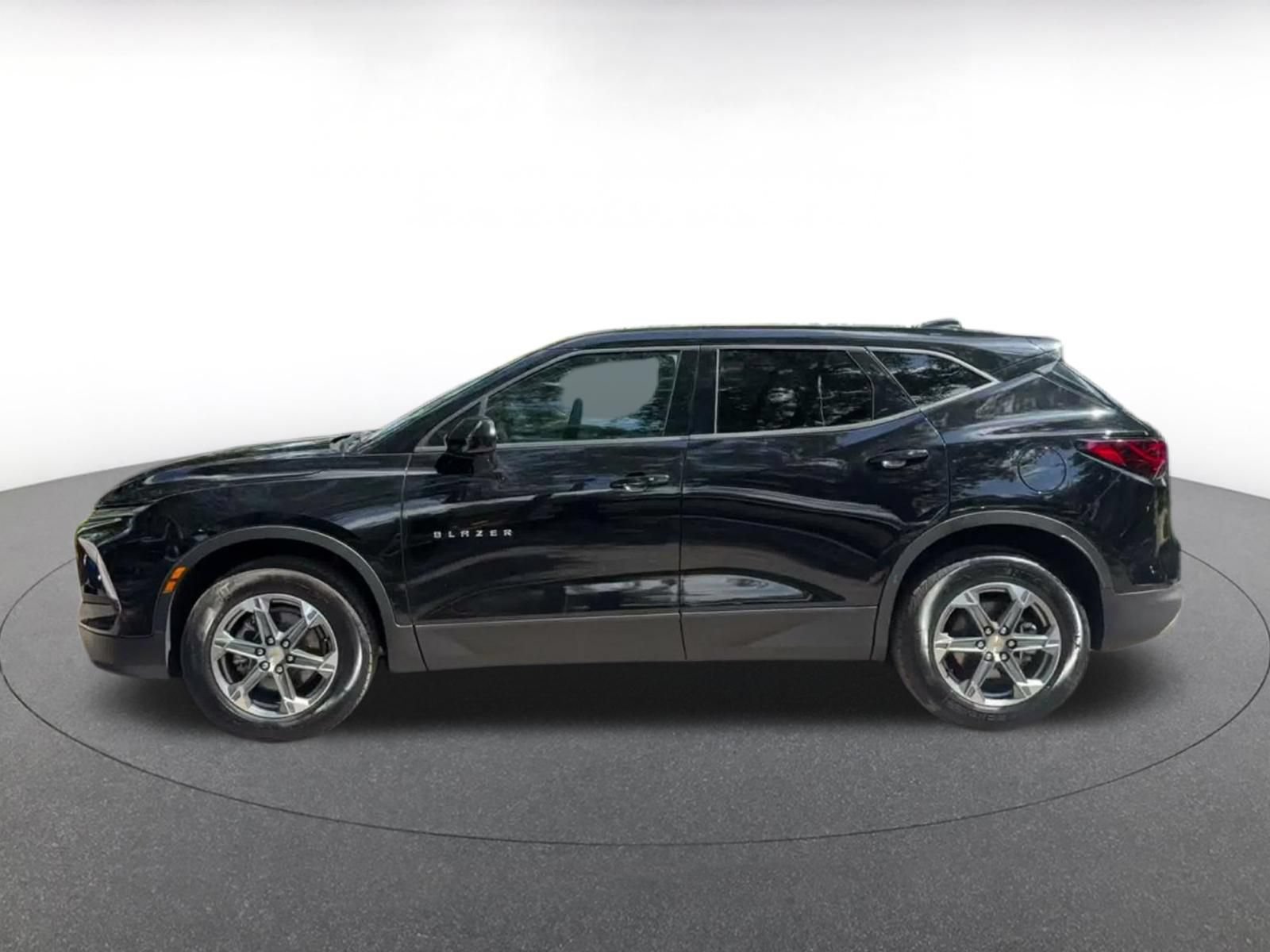 Used 2025 Chevrolet Blazer LT FWD image 9
