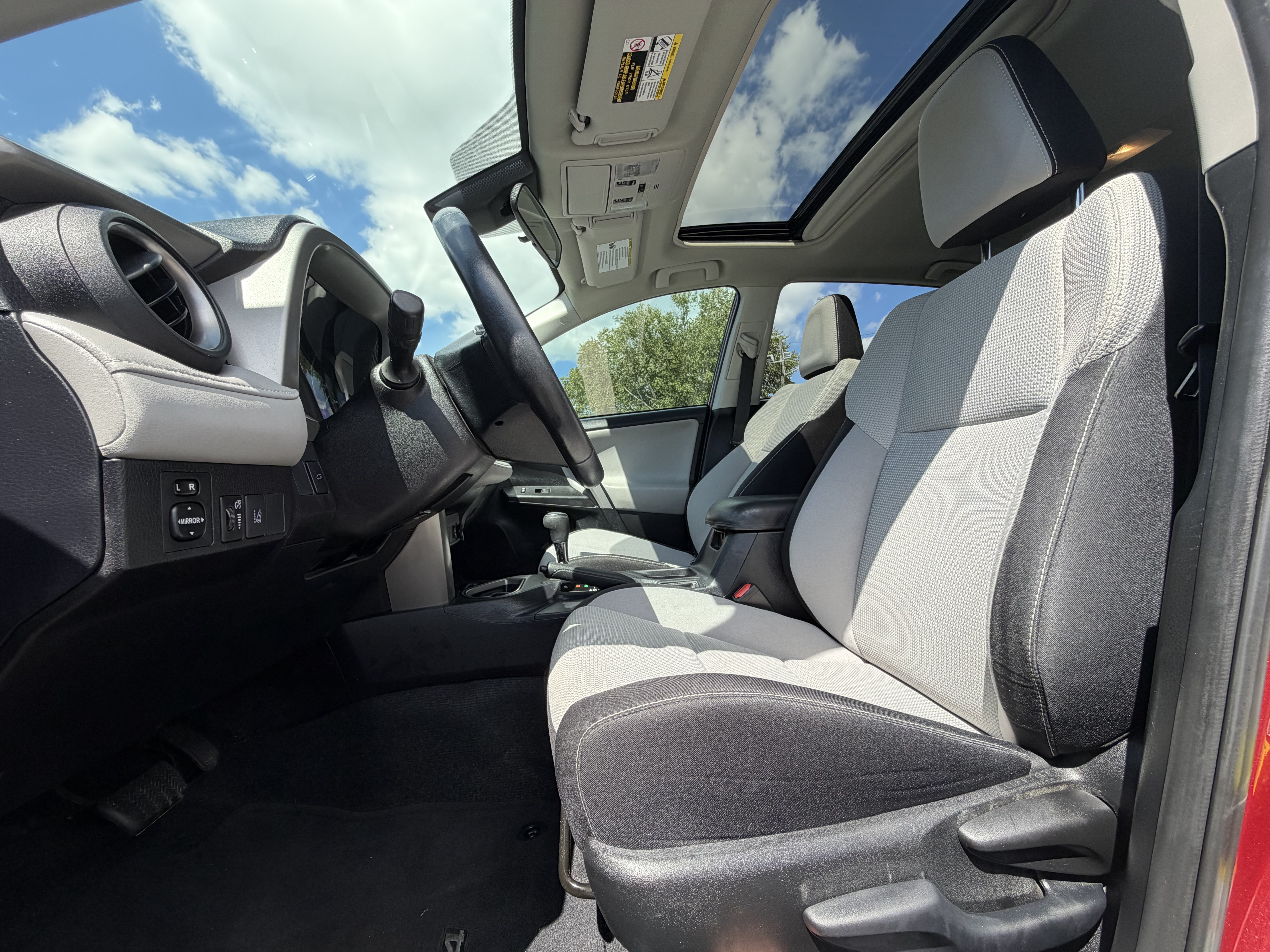Used 2018 Toyota RAV4 XLE FWD image 11