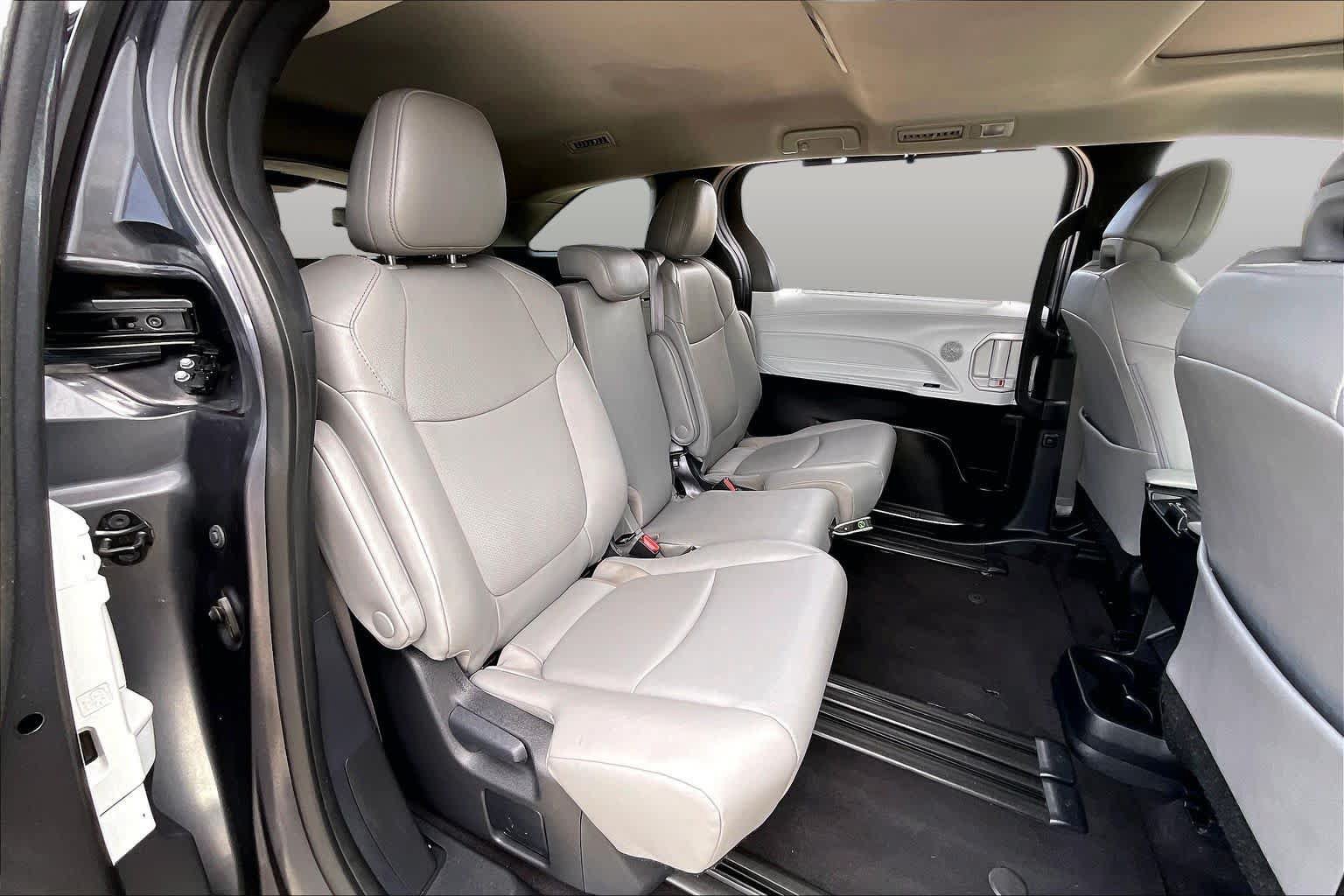 Used 2025 Toyota Sienna XLE FWD image 18