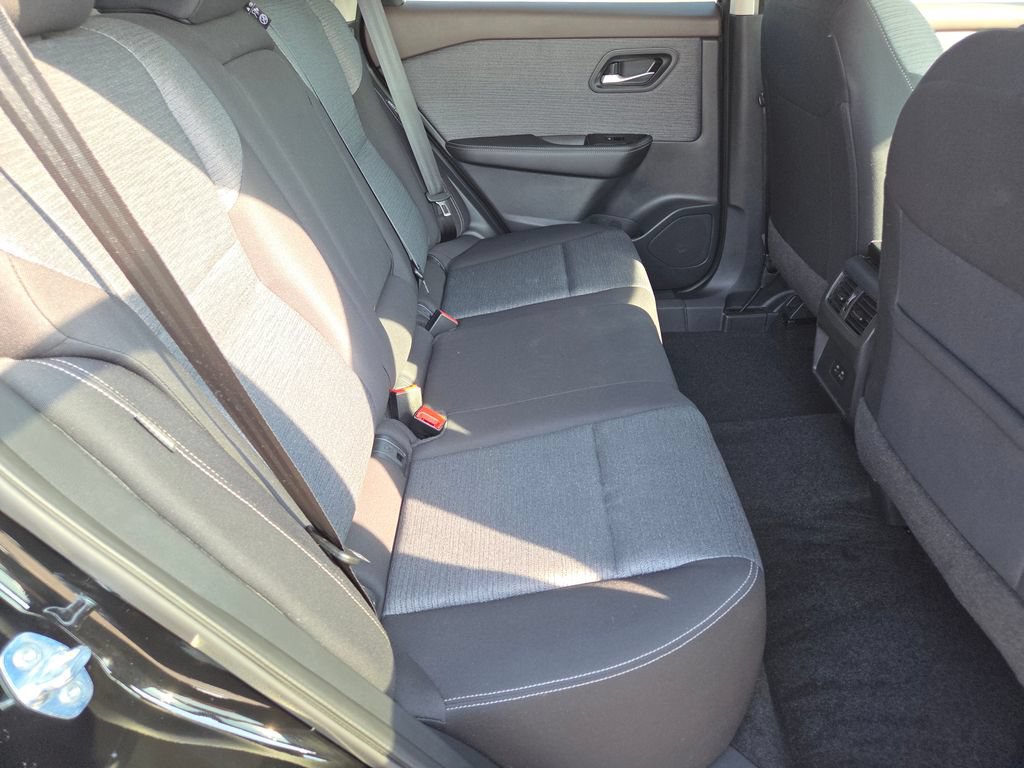 Used 2023 Nissan Rogue SV AWD/4WD image 5