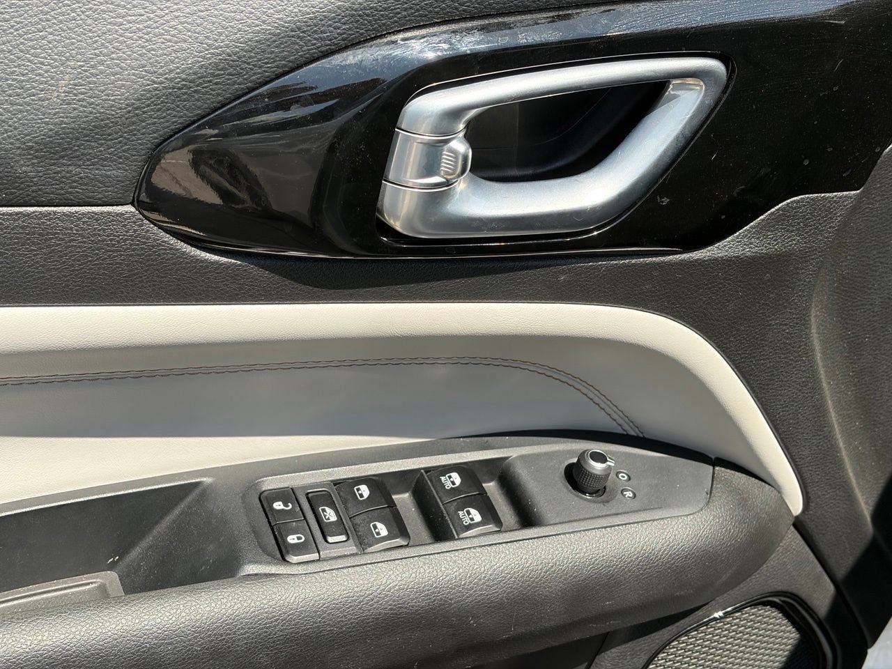 Used 2025 Jeep Compass Limited AWD/4WD image 4