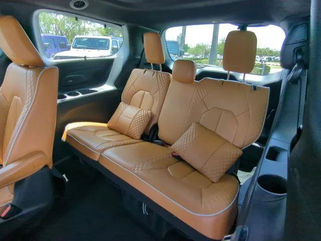 Certified 2023 Chrysler Pacifica Pinnacle FWD image 16