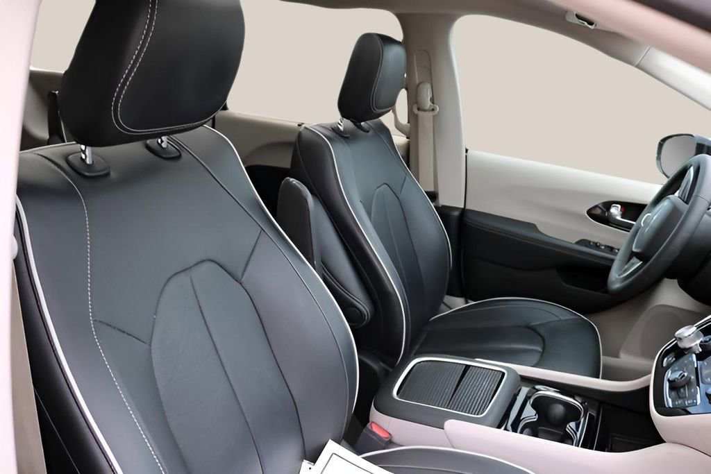 Used 2023 Chrysler Pacifica Limited image 21