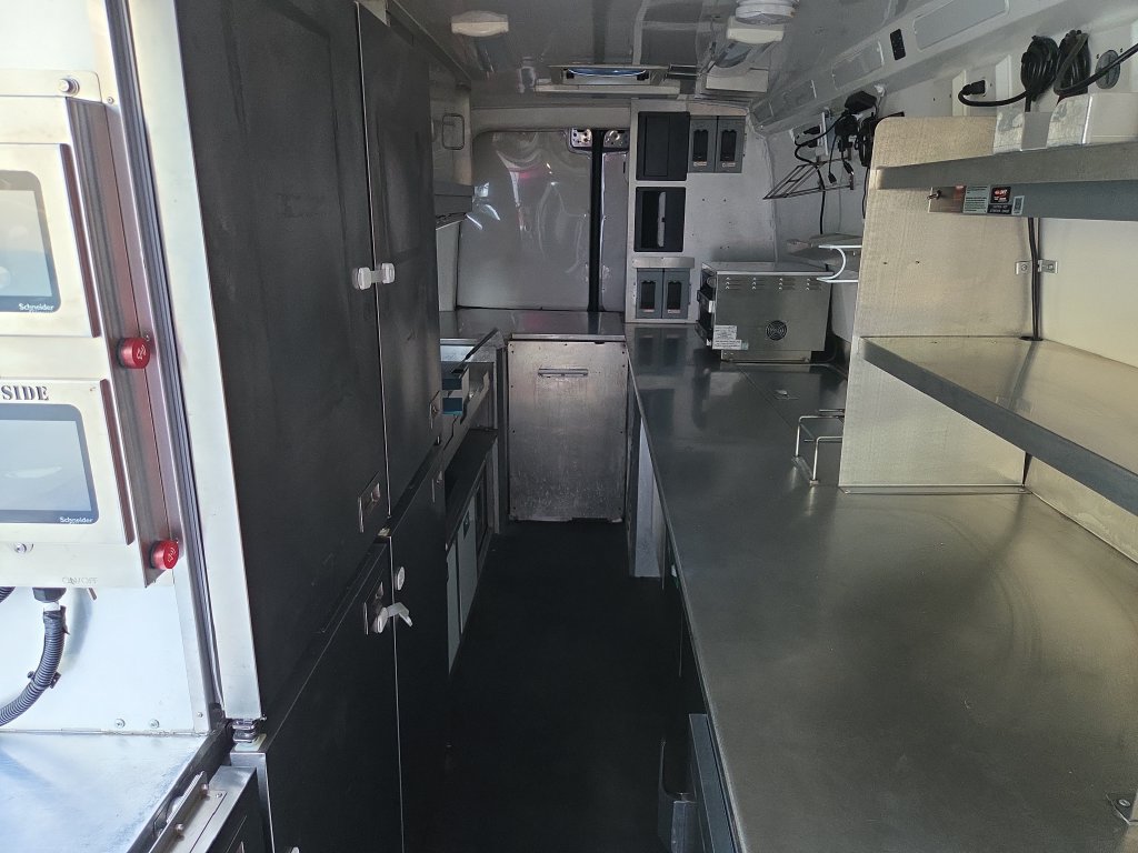 Used 2022 Mercedes-Benz Sprinter 4500 image 2