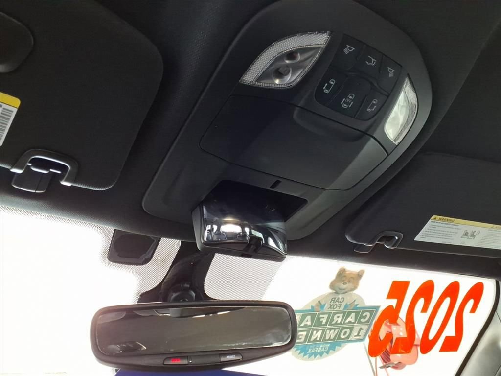 Used 2025 Chrysler Pacifica Select image 20