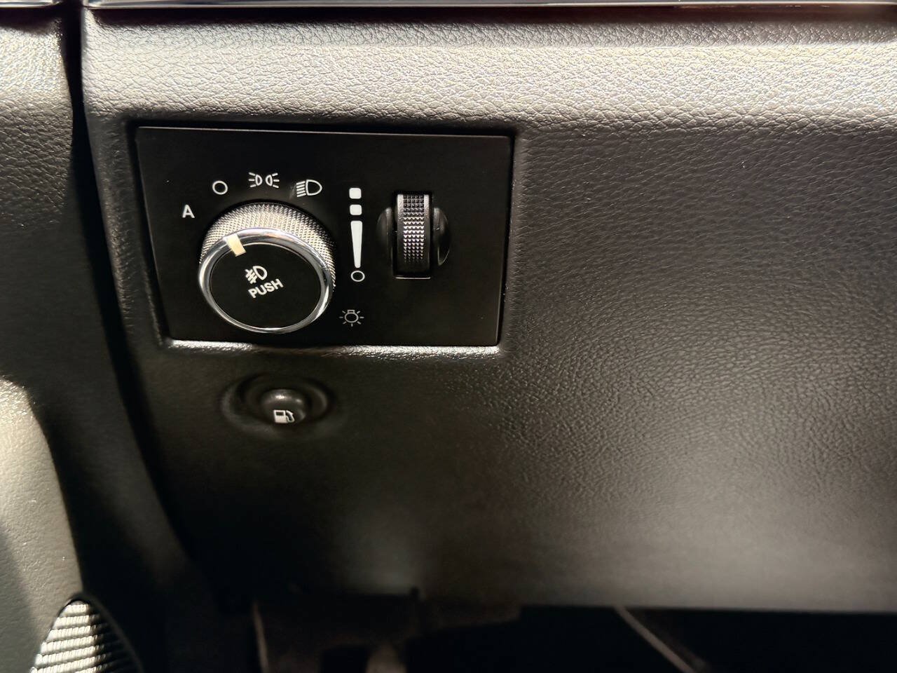 Used 2012 Jeep Grand Cherokee Overland AWD/4WD image 34