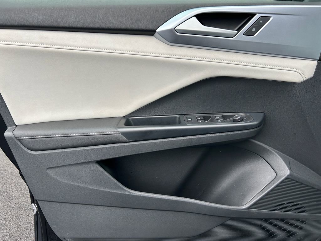 Used 2025 Volkswagen Taos SE AWD/4WD image 20