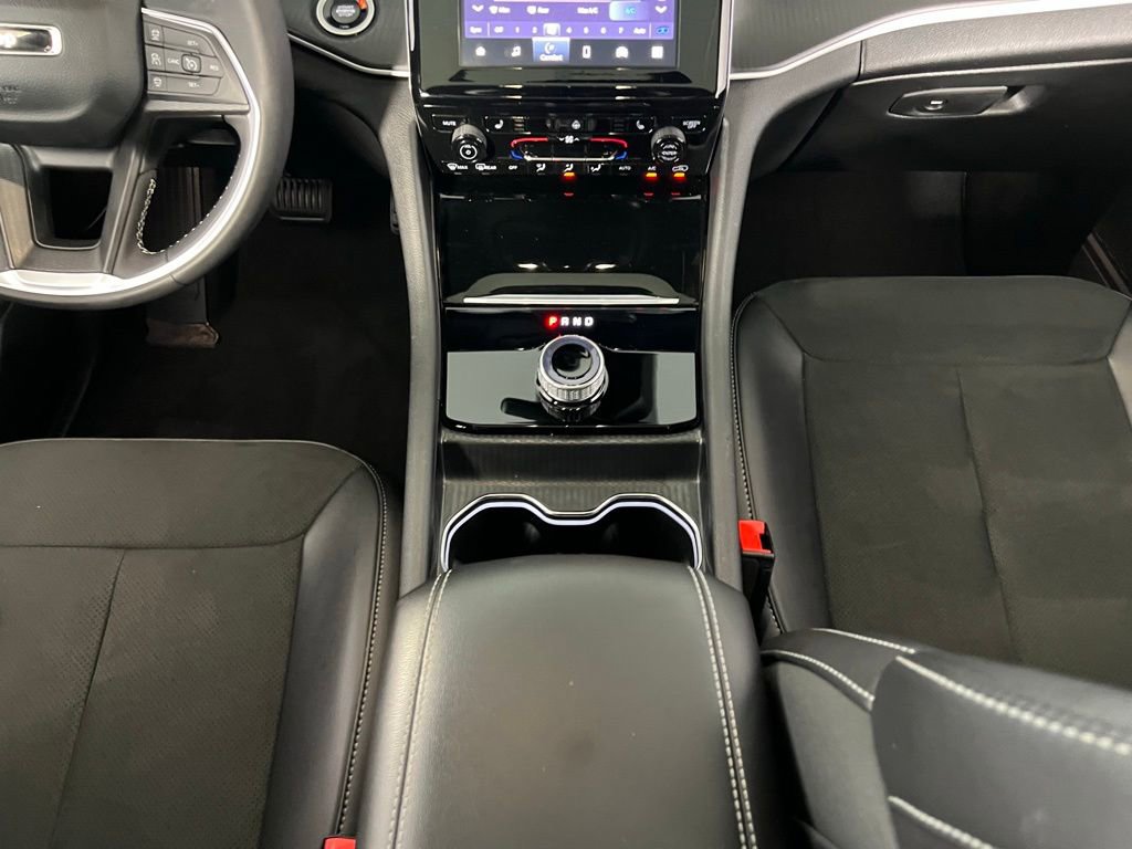 Used 2025 Jeep Grand Cherokee Altitude image 17