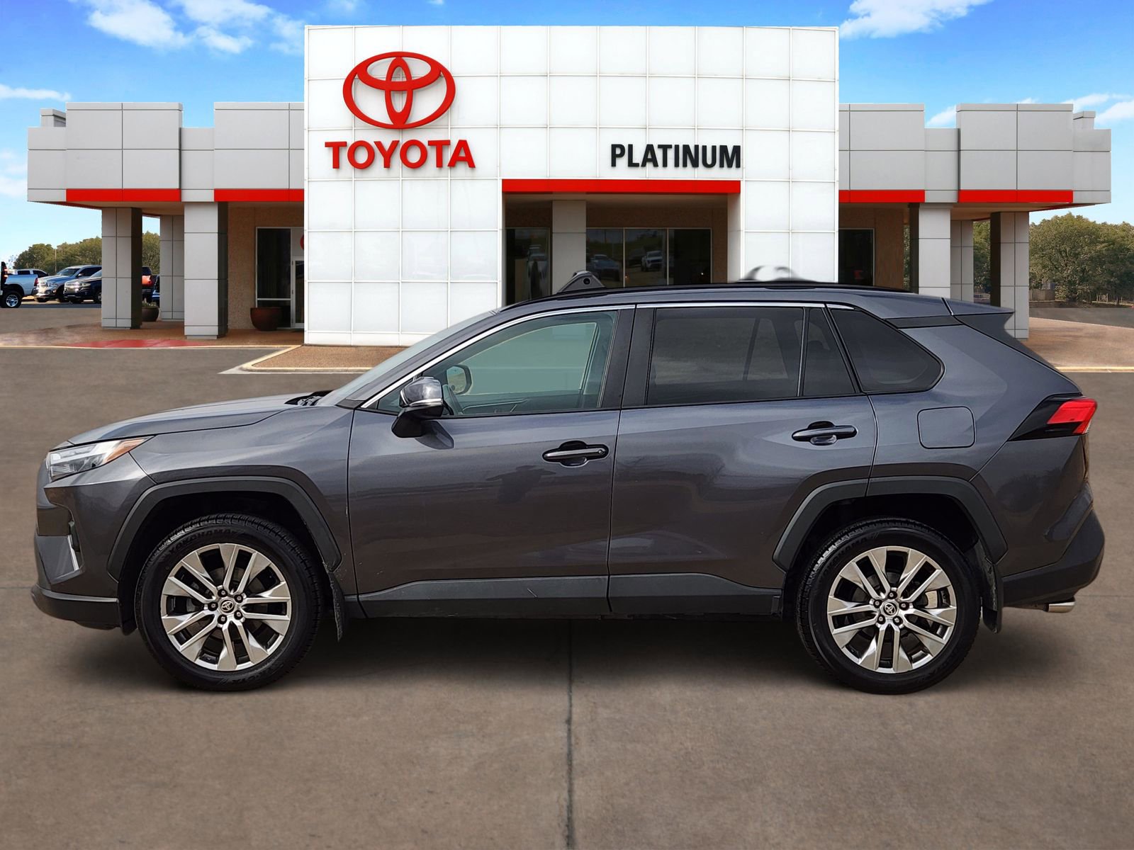 Used 2022 Toyota RAV4 XLE Premium AWD/4WD image 3