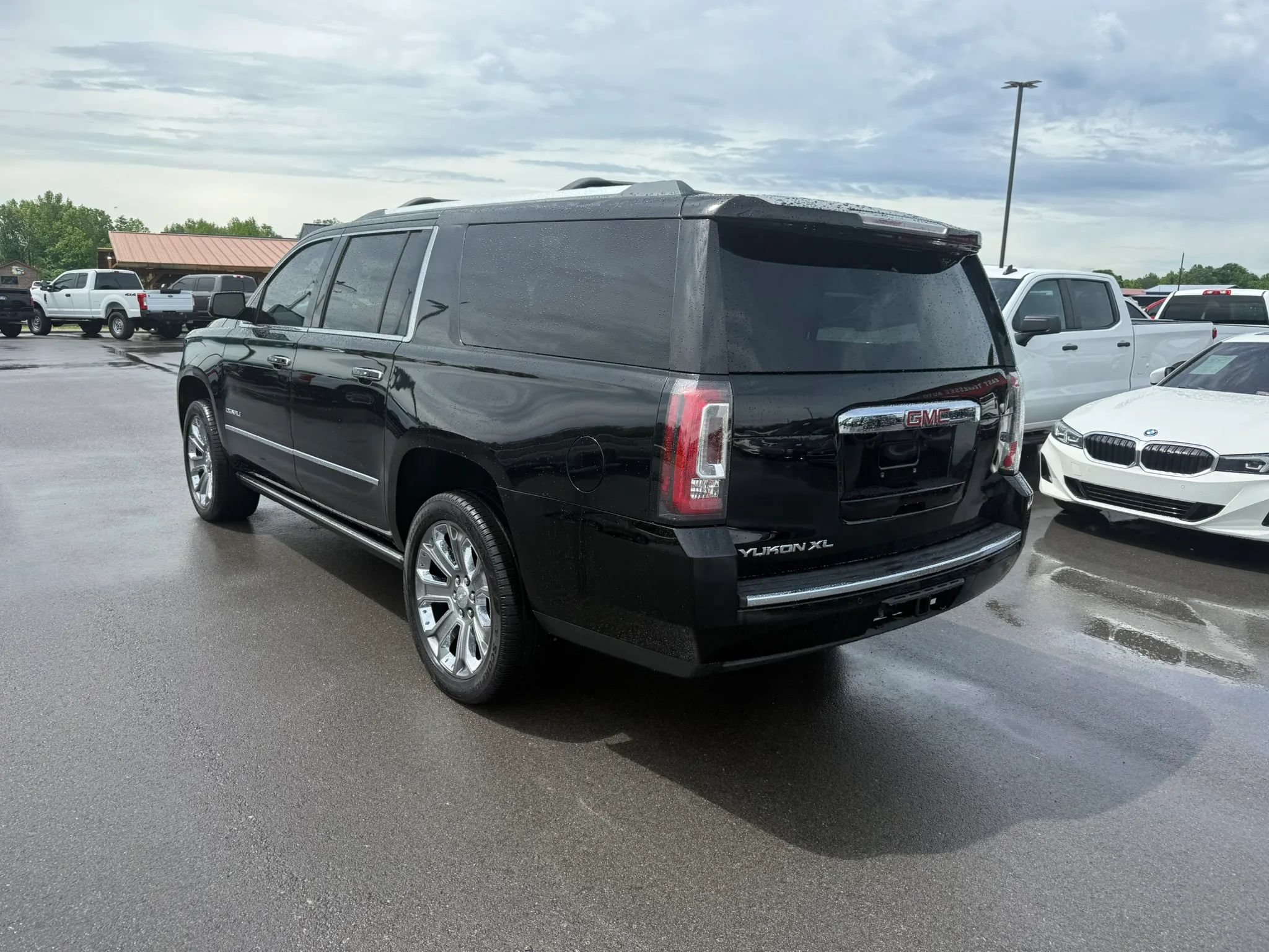 Used 2015 GMC Yukon XL Denali w/ Touring Package RWD image 3