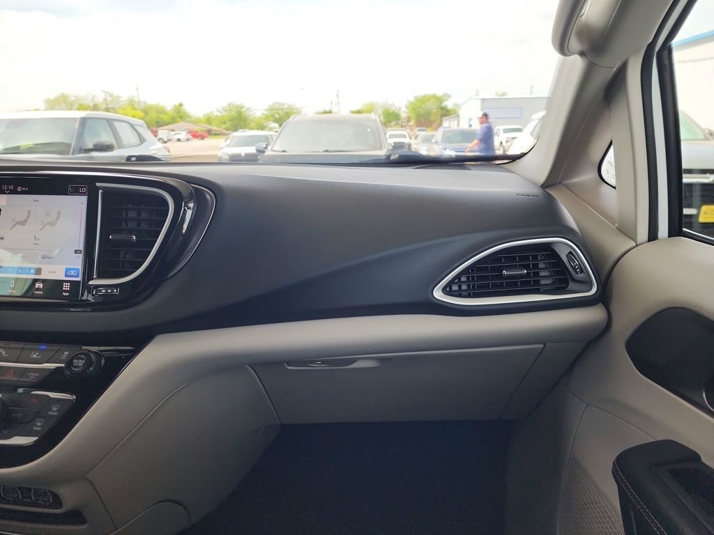 Used 2024 Chrysler Pacifica Touring-L FWD image 35