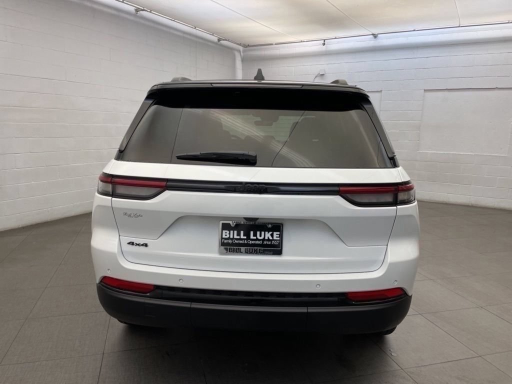 New 2025 Jeep Grand Cherokee Limited w/ Trailer Tow Package AWD/4WD image 4