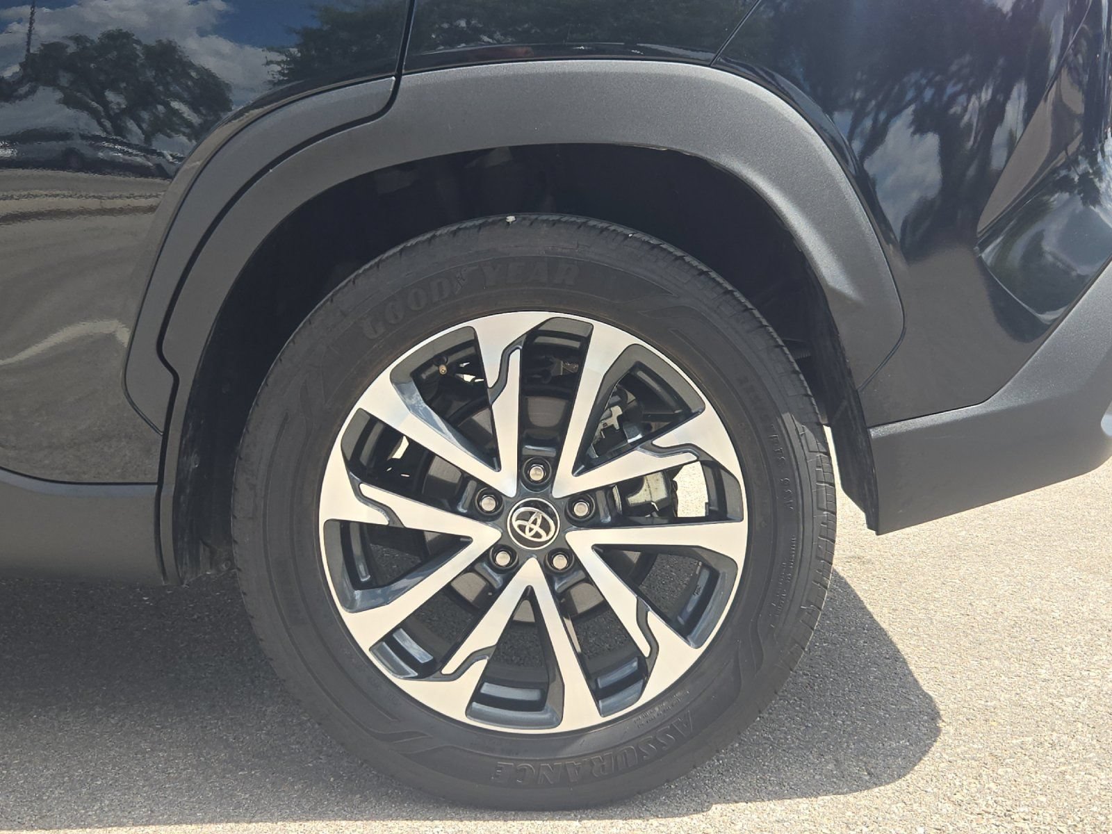 Certified 2025 Toyota Corolla Cross XLE FWD image 23