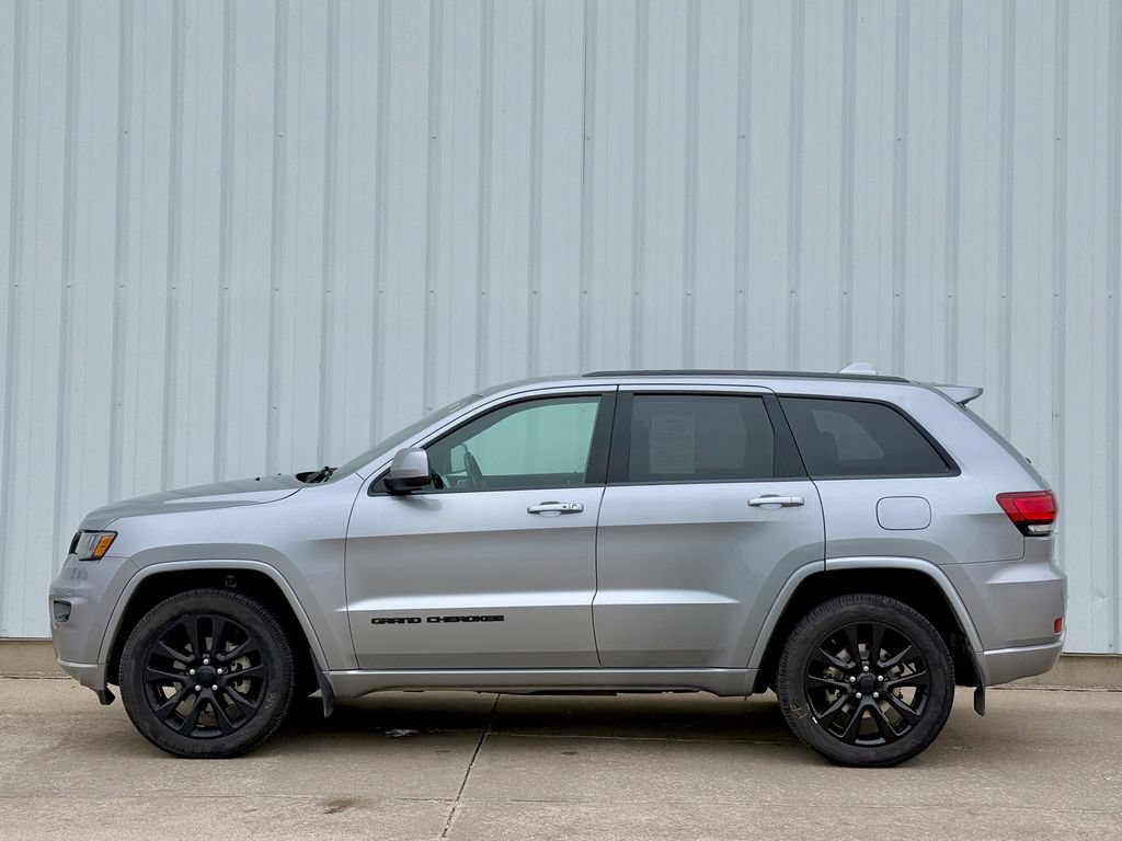 Used 2019 Jeep Grand Cherokee Altitude AWD/4WD image 3