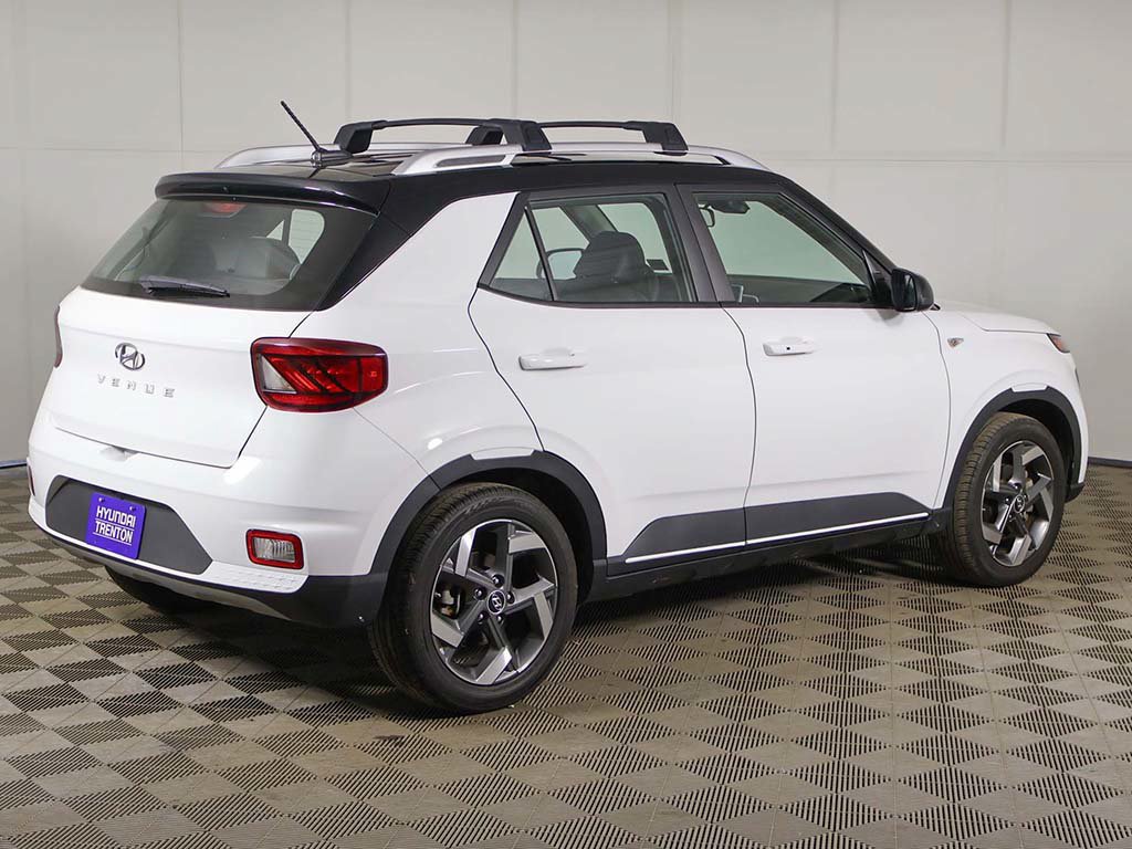 Certified 2024 Hyundai Venue Limited FWD image 9