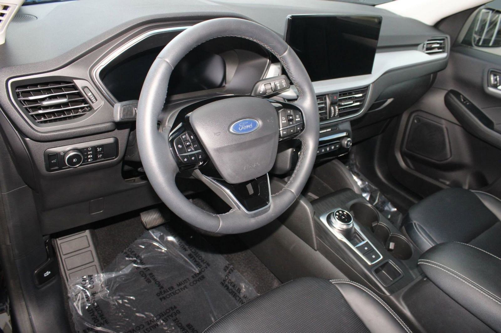 Used 2023 Ford Escape Platinum image 4