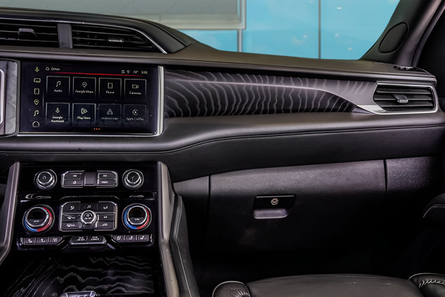 Used 2024 GMC Yukon XL Denali AWD/4WD image 14