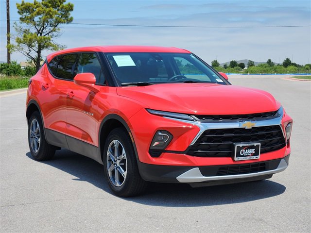 Used 2025 Chevrolet Blazer LT image 3