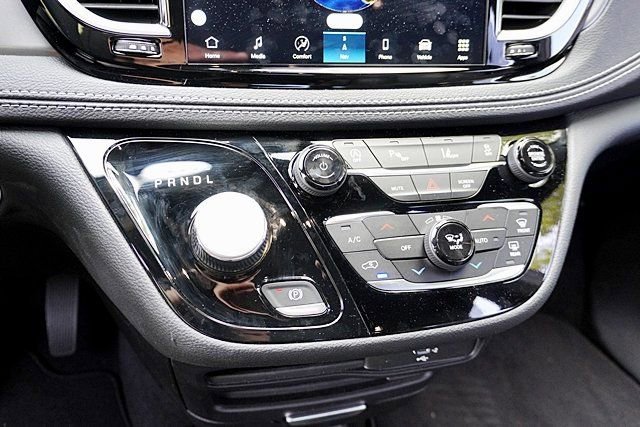 New 2026 Chrysler Pacifica Select AWD/4WD image 33