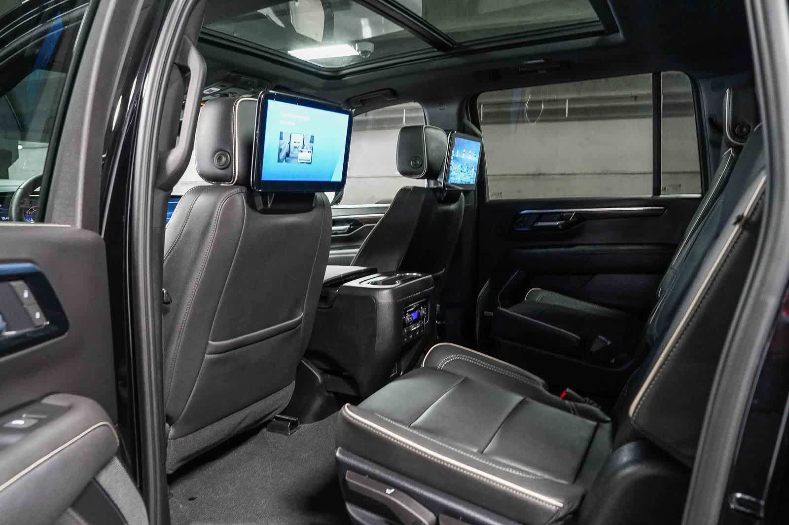 Used 2025 Chevrolet Suburban Premier RWD image 16