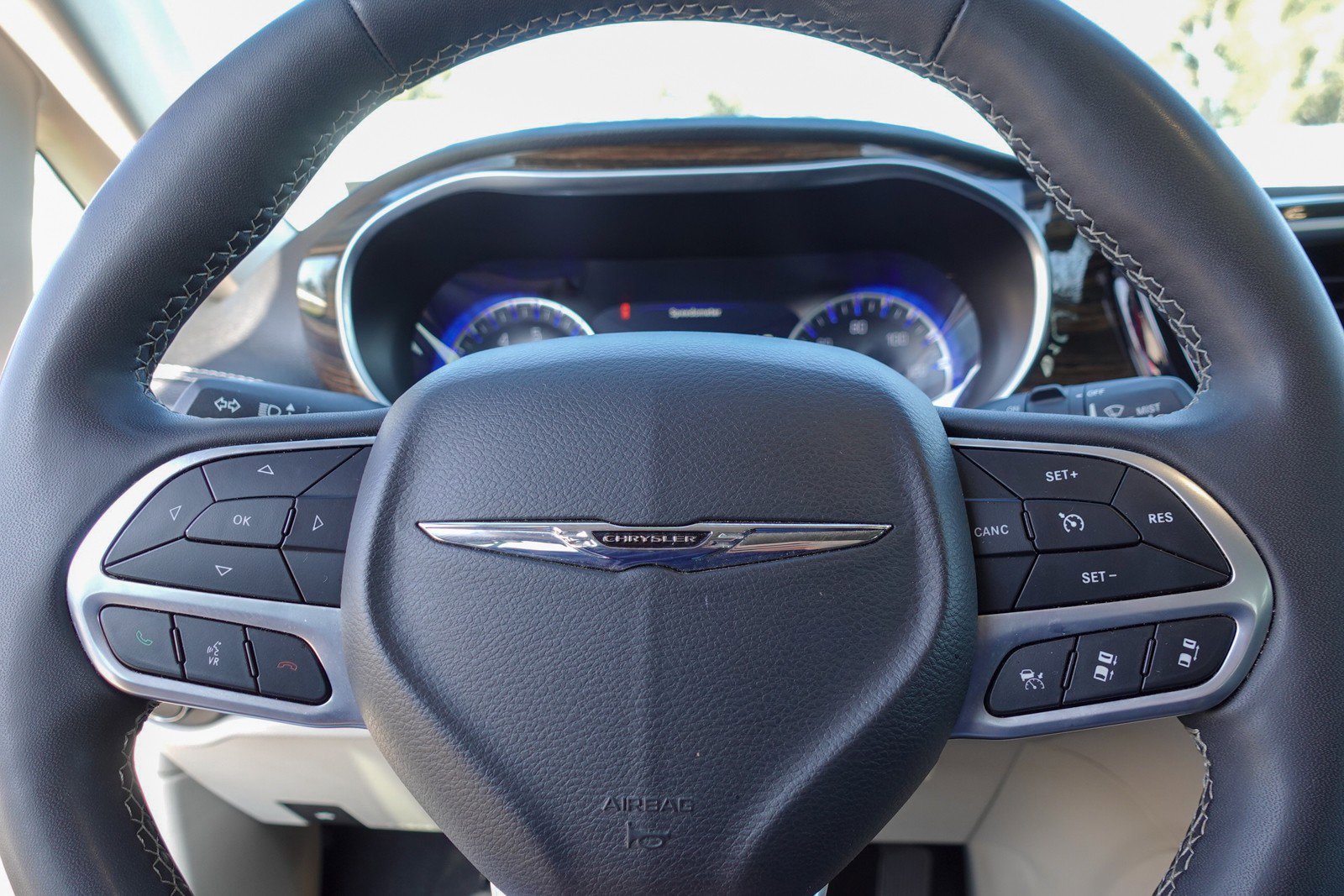 Used 2023 Chrysler Pacifica Limited image 14