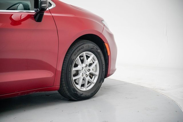 Used 2025 Chrysler Pacifica Select image 7