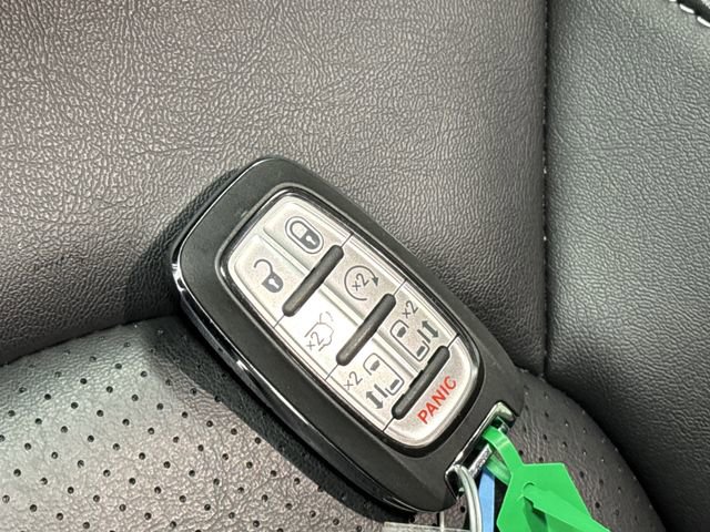 Used 2024 Chrysler Pacifica Select image 26
