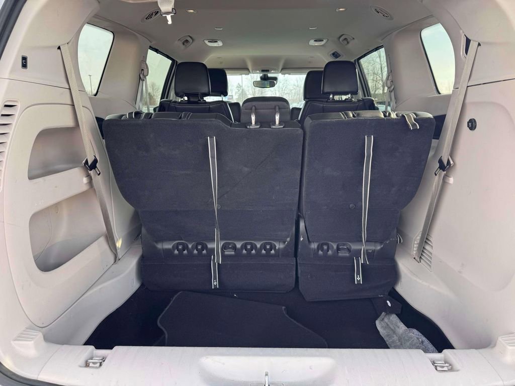 Used 2023 Chrysler Pacifica Touring-L image 10