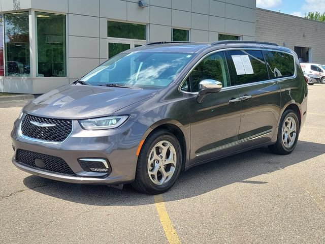 Used 2023 Chrysler Pacifica Limited FWD image 2