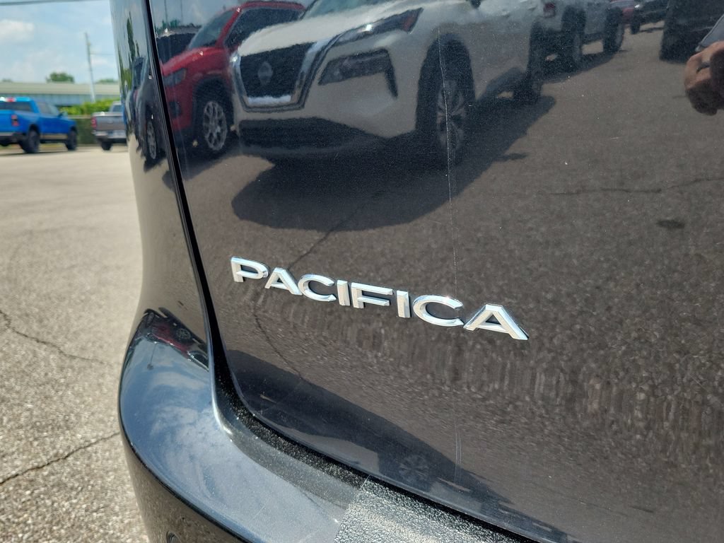 Used 2023 Chrysler Pacifica Touring-L FWD image 7