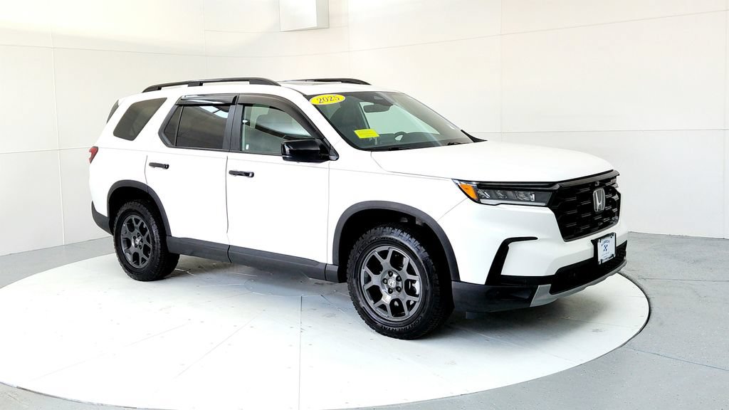 Used 2025 Honda Pilot TrailSport image 7
