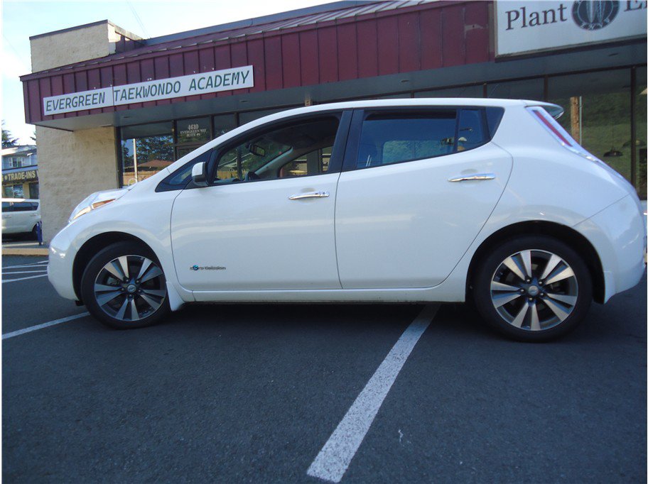 Used 2016 Nissan Leaf SV w/ Premium Package FWD image 9