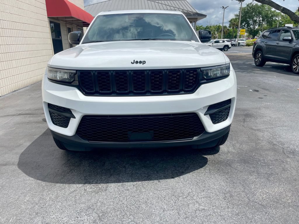 Used 2025 Jeep Grand Cherokee Altitude AWD/4WD image 7