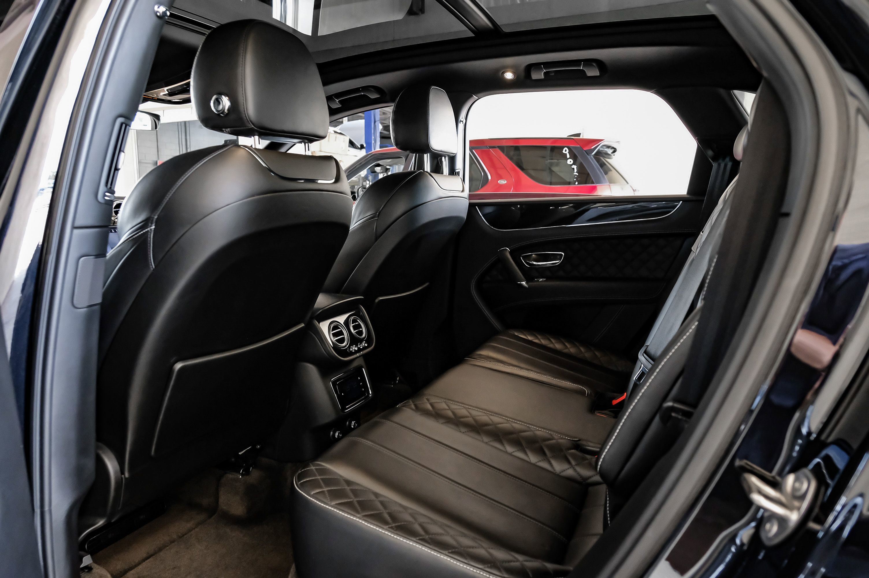 Used 2017 Bentley Bentayga image 42