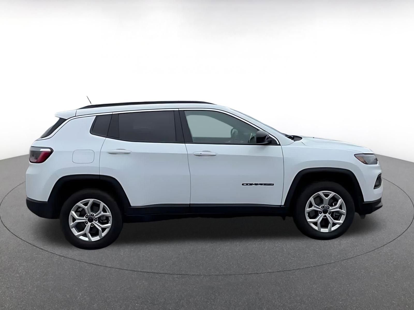Used 2025 Jeep Compass Latitude AWD/4WD image 16