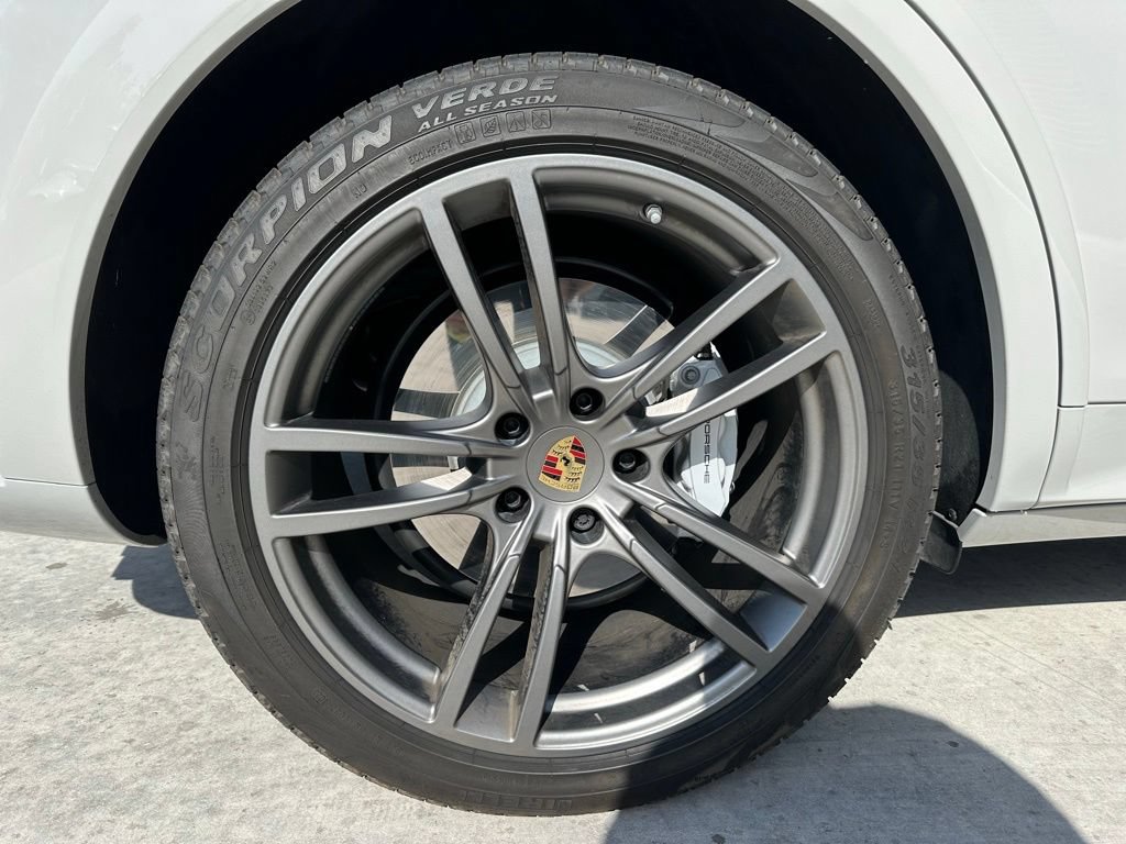 Certified 2023 Porsche Cayenne Turbo AWD/4WD image 39