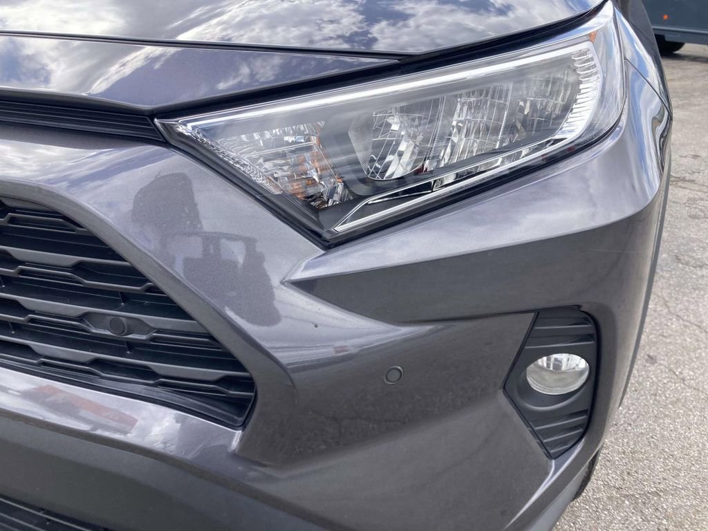 Used 2021 Toyota RAV4 XLE Premium image 10