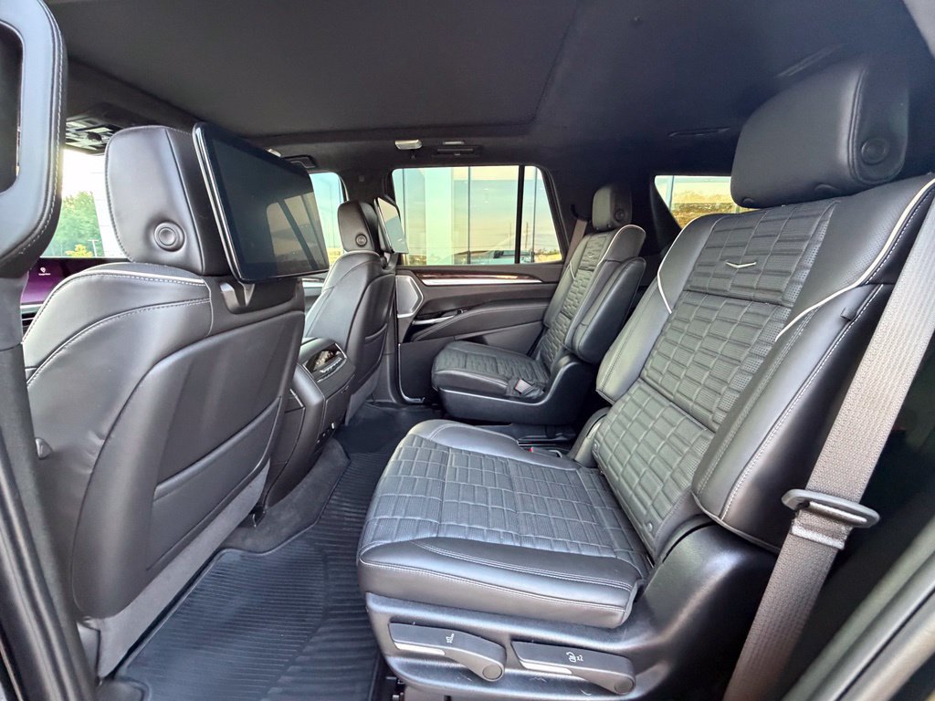 Used 2025 Cadillac Escalade Sport Platinum w/ LPO, ONYX Package AWD/4WD image 18