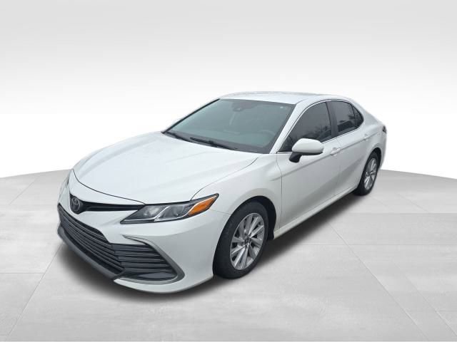Used 2022 Toyota Camry LE image 2