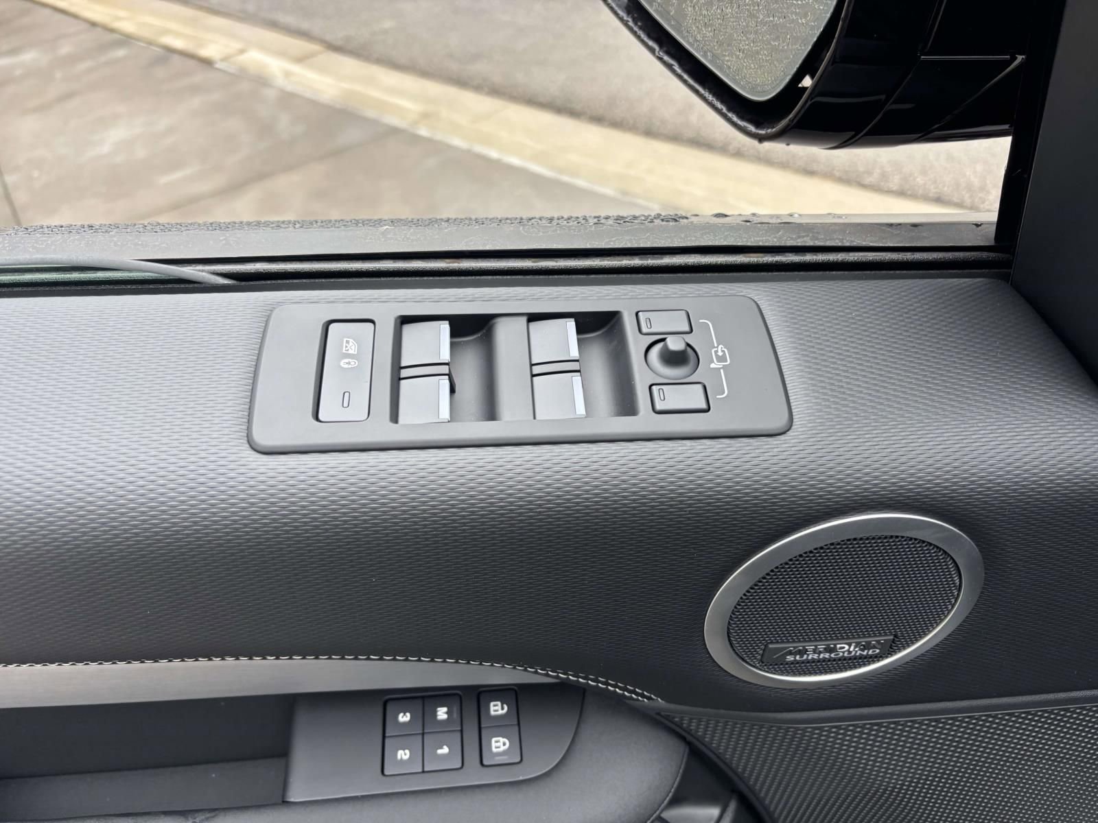 New 2026 Land Rover Discovery Dynamic SE image 12