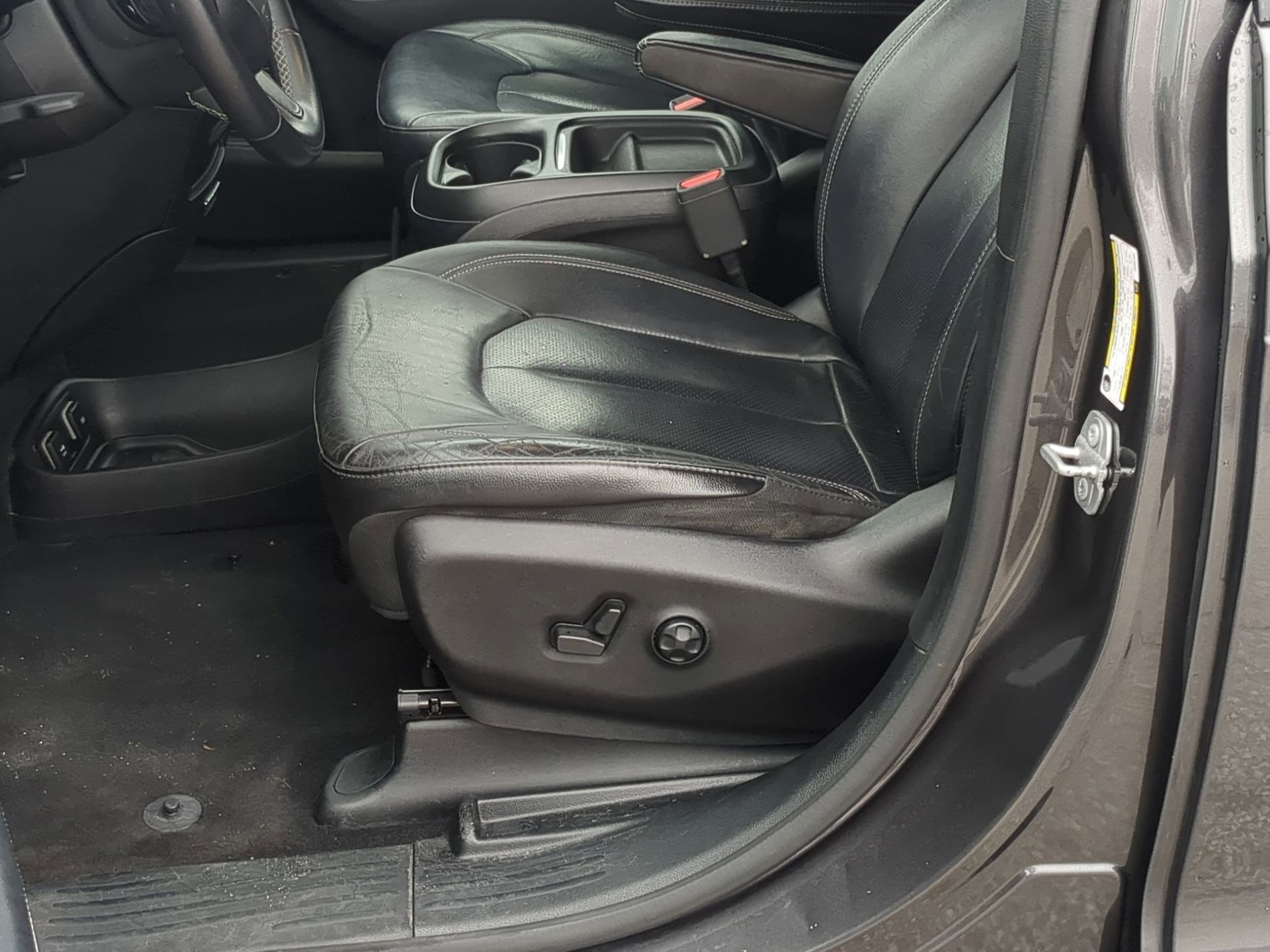 Used 2018 Chrysler Pacifica Touring-L w/ S Appearance Package image 12