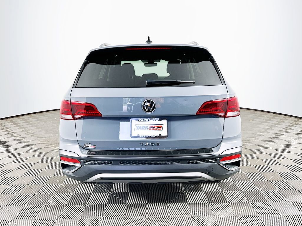Used 2024 Volkswagen Taos SE w/ Panoramic Sunroof Package FWD image 9