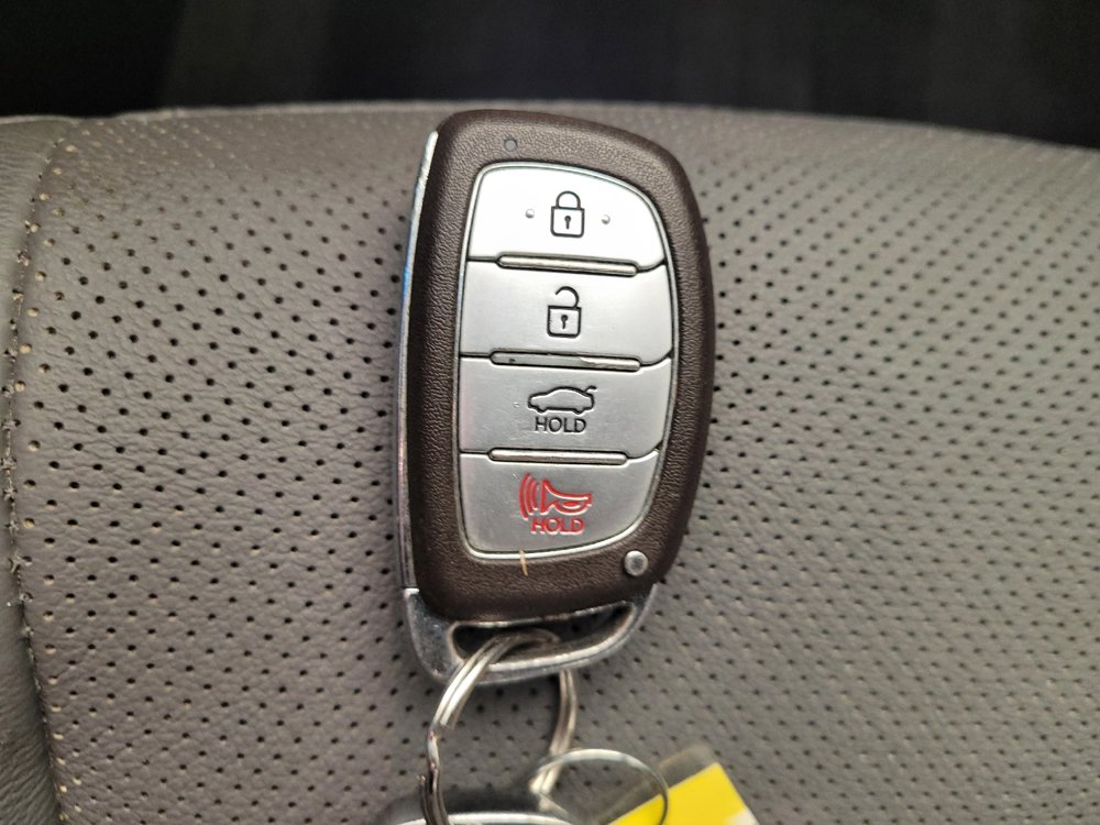 Used 2016 Hyundai Elantra Limited image 32