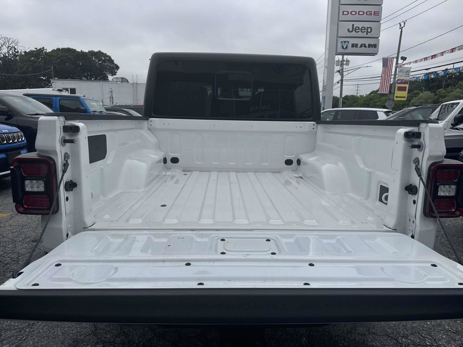 Used 2026 Jeep Gladiator Mojave AWD/4WD image 15