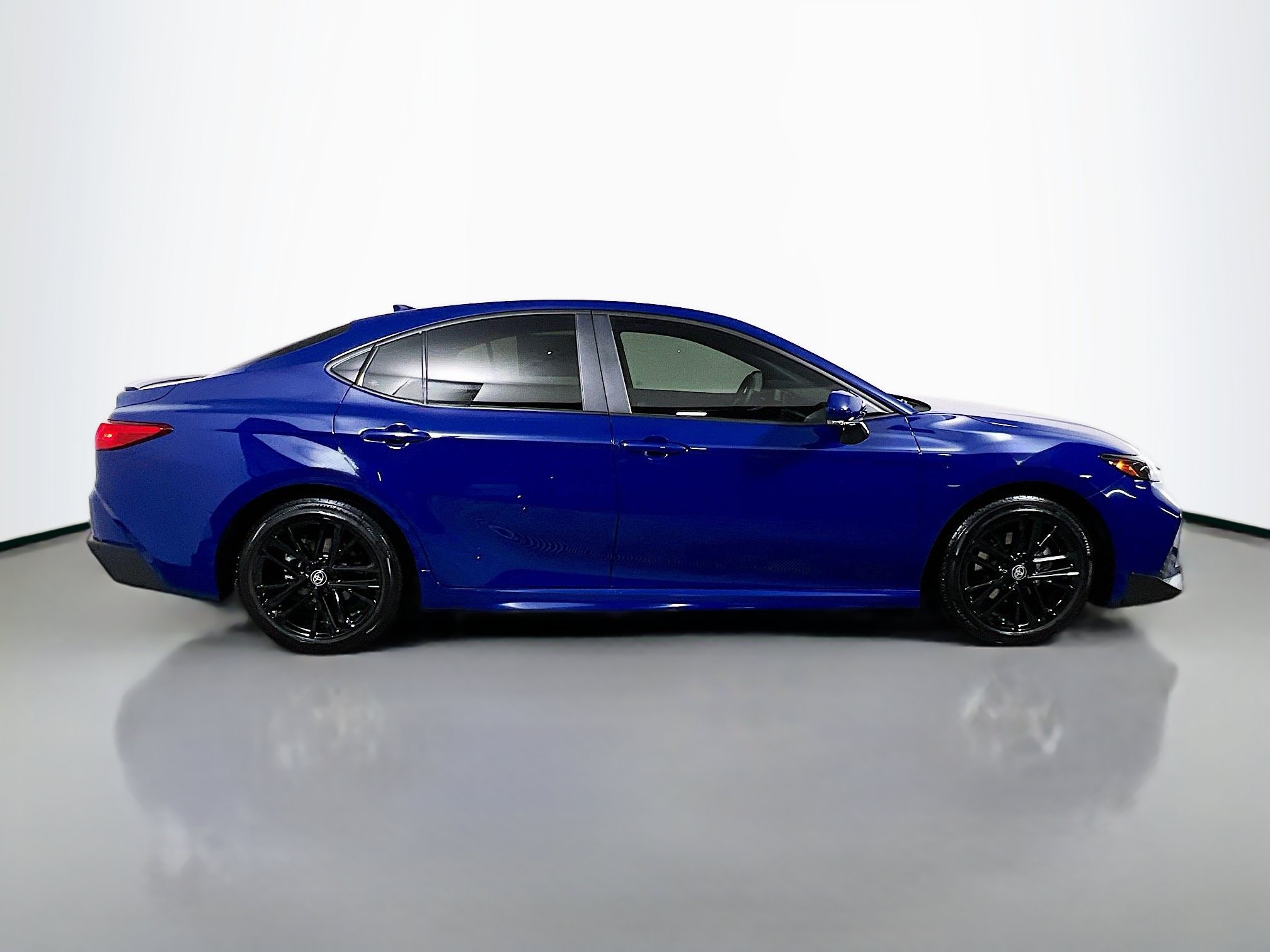 Used 2025 Toyota Camry SE w/ Convenience Package FWD image 3